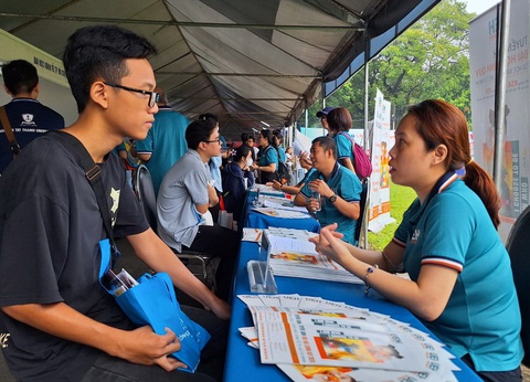 Minh Thiện tìm hiểu thông tin tại gian tư vấn ĐH Kinh tế TP.HCM - Ảnh: TRỌNG NHÂN Minh Thiện tìm hiểu thông tin tại gian tư vấn ĐH Kinh tế TP.HCM - Ảnh: TRỌNG NHÂN