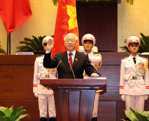 Trong ảnh: Tổng Bí thư Nguyễn Phú Trọng, Chủ tịch nước CHXHCN Việt Nam nhiệm kỳ 2016-2021 thực hiện nghi thức tuyên thệ nhậm chức trước Quốc hội, đồng bào và cử tri cả nước. Ảnh: Trí Dũng - TTXVN Tổng bí thư Nguyễn Phú Trọng, Chủ tịch nước Cộng hòa xã hội chủ nghĩa Việt Nam nhiệm kỳ 2016-2021 thực hiện nghi thức tuyên thệ nhậm chức trước Quốc hội, đồng bào và cử tri cả nước. Ảnh: TTXVN