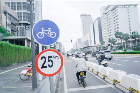 Chi tiền tỉ cho đường xe đạp: Xu hướng tất yếu- Ảnh 1. Làn đường dành cho xe đạp ở Jakarta, Indonesia - Ảnh: Shutterstock