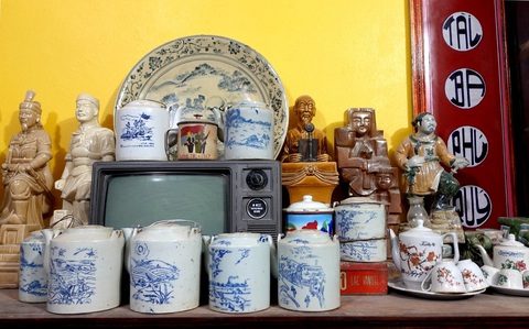 Một số ấm trà gốm Bát Tràng xưa với hoa văn chủ đề về hai cuộc kháng chiến chống Pháp chống Mỹ, mừng xuân mới và gia đình hạnh phúc - Ảnh: Nhân vật cung cấp Người nâng niu ấm trà Việt- Ảnh 4.