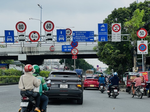 Biển báo giao thông đã hết 'lấp ló' làm khó người đi đường- Ảnh 2. Biển báo giao thông đã hết 'lấp ló' làm khó người đi đường- Ảnh 2.