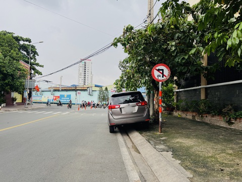 Biển báo giao thông đã hết 'lấp ló' làm khó người đi đường- Ảnh 1. Biển báo giao thông đã hết 'lấp ló' làm khó người đi đường- Ảnh 1.