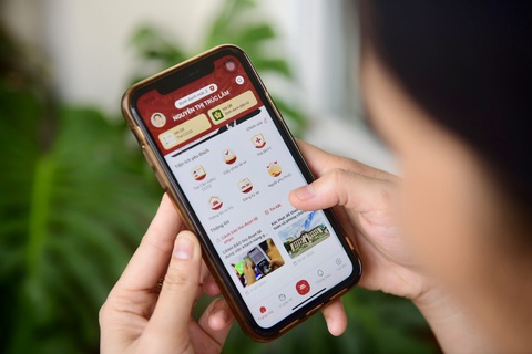 Người dân sử dụng VNeID - Ảnh: QUANG ĐỊNH Đang nỗ lực hoàn thiện ứng dụng, để người dân ra đường chỉ cần điện thoại có VNeID- Ảnh 3.