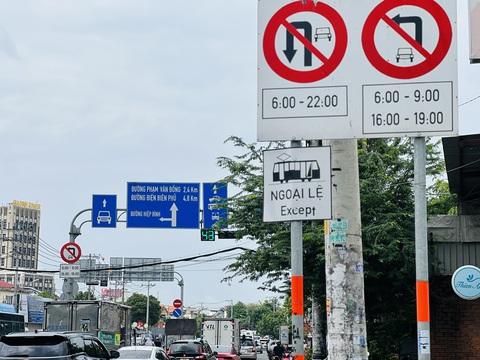 Hoa mắt với biển báo giao thông dày đặc trên đường- Ảnh 4. Giao lộ quốc lộ 13 - Hiệp Bình, TP Thủ Đức vỉa hè có biển cấm ô tô rẽ trái 6h-9h, 16h-19h, dải phân cách ở giữa đường gắn thêm một tấm biển y chang