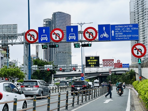 Hoa mắt với biển báo giao thông dày đặc trên đường- Ảnh 2. Các biển báo trên đường Võ Văn Kiệt