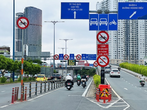 Hoa mắt với biển báo giao thông dày đặc trên đường- Ảnh 1. Hoa mắt với số lượng biển báo giao thông trên đường Võ Văn Kiệt - Ảnh: XUÂN ĐOÀN