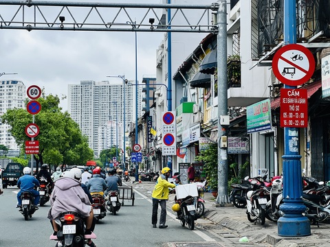 Hoa mắt với biển báo giao thông dày đặc trên đường- Ảnh 3. Đường Võ Văn Kiệt cứ khoảng chục mét là gặp biển báo