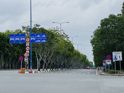 Hoa mắt với biển báo giao thông dày đặc trên đường- Ảnh 7. Tại mỗi giao lộ có rất nhiều biển báo giao thông