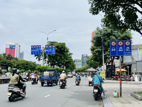 Hoa mắt với biển báo giao thông dày đặc trên đường- Ảnh 5. Đường Điện Biên Phủ giữa đường có biển phân làn, vỉa hè cũng thêm một biển