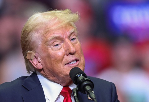 Ông Trump chi 10 triệu USD đăng quảng cáo vì bà Harris nổi lên nhanh quá- Ảnh 3. Ứng cử viên tranh cử tổng thống Mỹ của Đảng Cộng hòa Donald Trump vẫn còn băng tai trong cuộc vận động tranh cử tại bang Michigan ngày 20-7 - Ảnh: REUTERS