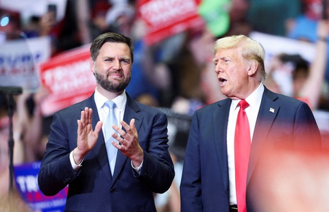 Ông Trump tranh cử cùng với 'phó tướng' Vance, chế giễu Đảng Dân chủ- Ảnh 1. Ứng cử viên tổng thống Đảng Cộng hòa Donald Trump và phó tướng J.D. Vance tại buổi vận động tranh cử ở bang Michigan ngày 20-7 - Ảnh: REUTERS