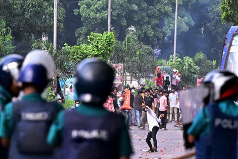 Bangladesh tuyên bố 2 ngày nghỉ do ảnh hưởng biểu tình của sinh viên- Ảnh 1. Thanh niên và cảnh sát đụng độ tại thủ đô Dhaka, Bangladesh hôm 18-7 - Ảnh: AFP