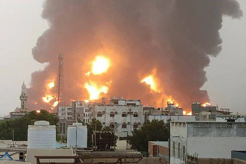 Israel tấn công phiến quân Houthi ở Yemen- Ảnh 1. Cột lửa bùng lên sau cuộc không kích của Israel vào thành phố cảng Hodeidah, Yemen ngày 20-7 - Ảnh: ANSARULLAH MEDIA CENTRE / AFP