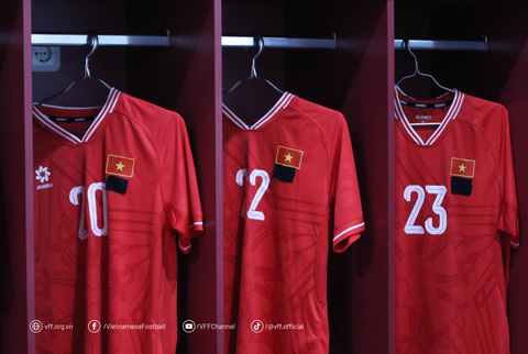 U19 Việt Nam mặc niệm, đeo băng tang tưởng nhớ Tổng bí thư Nguyễn Phú Trọng- Ảnh 2. U19 Việt Nam mặc niệm, đeo băng tang tưởng nhớ Tổng bí thư Nguyễn Phú Trọng- Ảnh 2.