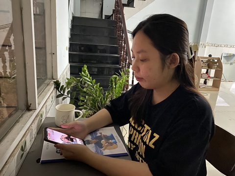 Bạn trẻ rủ nhau săn sale Thảo Nhi nhận thấy giá cả của các sản phẩm trên livestream TikTok thường rẻ hơn so với giá gốc trên thị trường - Ảnh: QUANG HUY