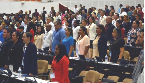 Truyền thông Cuba: Tổng bí thư Nguyễn Phú Trọng là nhà lãnh đạo kiệt xuất và thông thái- Ảnh 1. Quốc hội chính quyền nhân dân Cuba dành một phút mặc niệm Tổng bí thư Nguyễn Phú Trọng trong phiên họp ngày 19-7 - Ảnh: FACEBOOK ĐẠI SỨ QUÁN CUBA