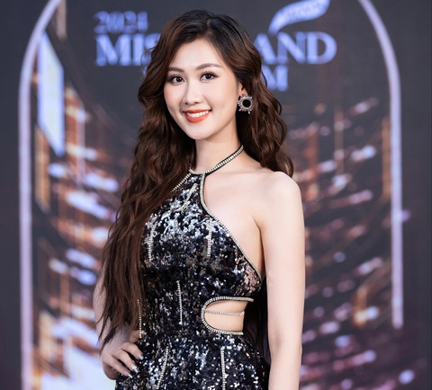 Võ Lê Quế Anh với nụ cười sáng, giọng hát hay. Cô từng đoạt giải Á khôi Đại học Huế năm 2020, vào top 40 Hoa hậu Việt Nam 2020, giành danh hiệu á hậu 1 cuộc thi Hoa hậu Du lịch Đà Nẵng 2022. Ngoài khả năng giao tiếp lưu loát bằng tiếng Anh và tiếng Hàn, cô ghi điểm bởi năng khiếu hát và rap - Ảnh: BTC Võ Lê Quế Anh với nụ cười sáng, giọng hát hay. Cô từng đoạt giải á khôi Đại học Huế năm 2020, vào top 40 Hoa hậu Việt Nam 2020, giành danh hiệu á hậu 1 cuộc thi Hoa hậu Du lịch Đà Nẵng 2022. Ngoài khả năng giao tiếp lưu loát bằng tiếng Anh và tiếng Hàn, cô ghi điểm bởi năng khiếu hát và rap