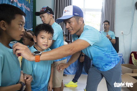 'Người sắt' dạy trẻ em vùng rốn lũ bơi sinh tồn- Ảnh 2. 'Người sắt' dạy trẻ em vùng rốn lũ bơi sinh tồn- Ảnh 2.