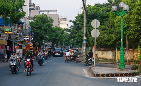 Đường Phạm Văn Bạch làm gần 20 năm chưa xong- Ảnh 1. Đoạn thắt nút cổ chai trên đường Tân Sơn (thuộc dự án xây dựng mở rộng đường Phạm Văn Bạch, hướng quận Gò Vấp, kết nối đường Quang Trung) - Ảnh: CHÂU TUẤN