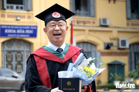 Vừa nghỉ hưu, học viên Nhật Bản sang Việt Nam học thạc sĩ Việt Nam học- Ảnh 1. Ông Kato Mitsuru vui mừng vì sau hai năm cố gắng đã hoàn thành chương trình thạc sĩ khu vực học định hướng Việt Nam học - Ảnh: NGUYÊN BẢO