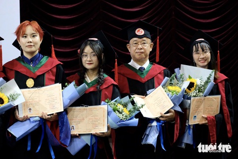 Vừa nghỉ hưu, học viên Nhật Bản sang Việt Nam học thạc sĩ Việt Nam học- Ảnh 2. Ông Kato và các học viên trong lớp nhận bằng thạc sĩ khu vực học - Ảnh: NGUYÊN BẢO