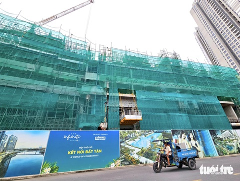 Từ 1-8, mua bất động sản, nhà ở hình thành trong tương lai phải biết điều này- Ảnh 1. Mua bán căn hộ hình thành trong tương lai sẽ ràng buộc nhiều quy định khi Luật Kinh doanh bất động sản 2023 có hiệu lực vào 1-8 tới đây - Ảnh: NGỌC HIỂN