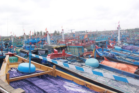 Chậm giải ngân, cảng cá trăm tỉ ở Quảng Ngãi có nguy cơ bị trung ương ngừng cấp vốn- Ảnh 1. Cảng cá Tịnh Hòa hiện nay luôn trong tình trạng chật kín tàu neo đậu - Ảnh: TRẦN MAI
