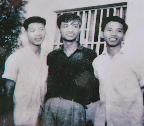 Bức ảnh có các chàng trai trẻ Nguyễn Phú Trọng, Ngô Bá Dục, Hoàng Văn Tài (từ trái sang) - Ảnh: HÀ QUÂN 4 ấn tượng sâu sắc với Tổng bí thư Nguyễn Phú Trọng- Ảnh 6.