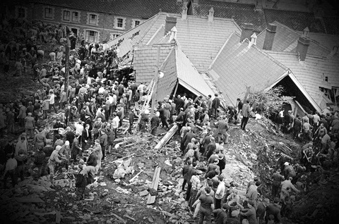 Chất thải than đá chôn vùi trường học làng Aberfan năm 1966 - Ảnh: aberfan.walesonline.co.uk Khoa học giải mã các hiện tượng dị thường - Kỳ 4: Có giấc mơ linh cảm điềm xấu?- Ảnh 1.