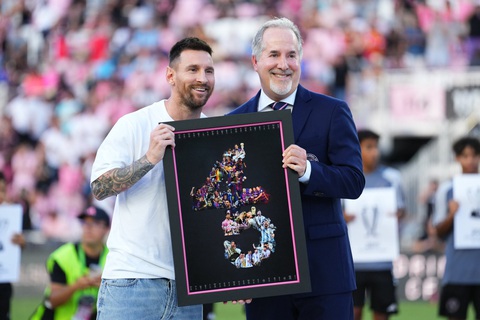 Messi được Inter Miami vinh danh đặc biệt với 45 danh hiệu: nhiều nhất trong lịch sử!- Ảnh 1. Messi được tôn vinh với số 45 tượng trưng cho 45 danh hiệu mà anh đã giành được - Ảnh: AP