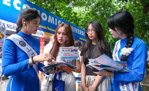 Nhiều bạn trẻ bày tỏ quan tâm đến các hoạt động ngoài giờ, câu lạc bộ trong trường cũng như yêu cầu ngoại ngữ khi theo học - Ảnh: HÀ QUÂN Đăng ký nguyện vọng lên hệ thống xét tuyển cần lưu ý gì?- Ảnh 1.