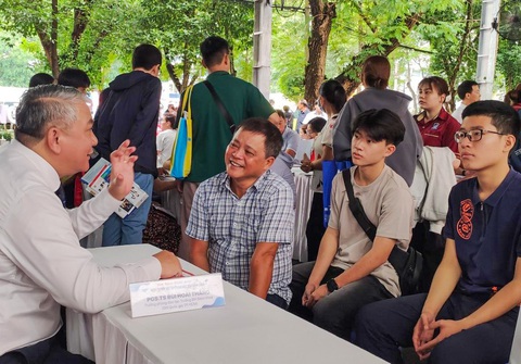 Phụ huynh và học sinh được tư vấn bởi TS Bùi Hoài Thắng, Trưởng phòng đào tạo Trường ĐH Bách Khoa (ĐHQG TP.HCM) - Ảnh: LÝ QUANG THIỆN Phụ huynh và học sinh được tư vấn bởi TS Bùi Hoài Thắng, trưởng phòng đào tạo Trường đại học Bách khoa (Đại học Quốc gia TP.HCM) - Ảnh: LÝ QUANG THIỆN