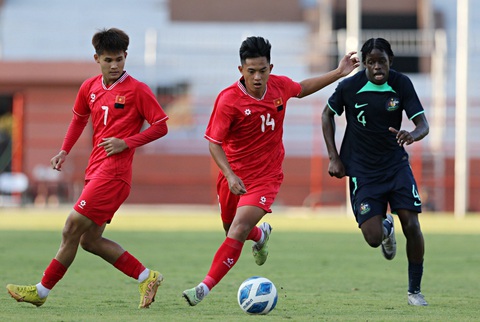 Thua đậm U19 Úc, U19 Việt Nam sắp bị loại từ vòng bảng- Ảnh 1. Hoàng Quang Dũng (số 14), tia sáng hiếm hoi của U19 Việt Nam - Ảnh: VFF