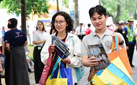 Thí sinh tham dự Ngày hội tư vấn xét tuyển ĐH-CĐ năm 2024 tại TP.HCM - Ảnh: DUYÊN PHAN Thí sinh tham dự Ngày tư vấn xét tuyển ĐH-CĐ năm 2024 tại TP.HCM - Ảnh: DUYÊN PHAN