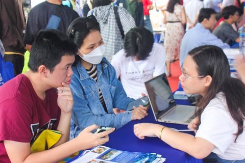 Huỳnh Khải Nguyên cùng mẹ tìm hiểu về ngành kỹ thuật xây dựng - Ảnh: TRANG PHẠM Bạn Huỳnh Khải Nguyên cùng mẹ tìm hiểu về ngành kỹ thuật xây dựng - Ảnh: TRANG PHẠM