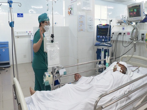 Bạc Liêu liên tiếp xảy ra vụ cây ngã đè người đi đường trọng thương- Ảnh 2. Anh Phan Trường Lâm vẫn đang được điều trị tại bệnh viện sau khi qua cơn nguy kịch - Ảnh: TIẾN LUẬN