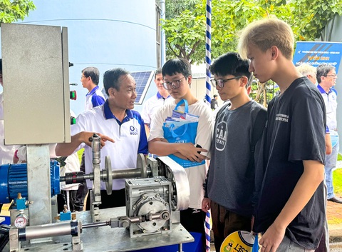 Thầy Lê Hoàng Thiện giới thiệu các bạn học sinh cách hoạt động của máy đo rung động tại gian tư vấn của Trường Đại học Bách Khoa (ĐHQG TP.HCM) - Ảnh: VÂN ANH Thầy Lê Hoàng Thiện giới thiệu với các học sinh cách hoạt động của máy đo rung động tại gian tư vấn của Trường đại học Bách khoa (Đại học Quốc gia TP.HCM) - Ảnh: BẢO CHÂU