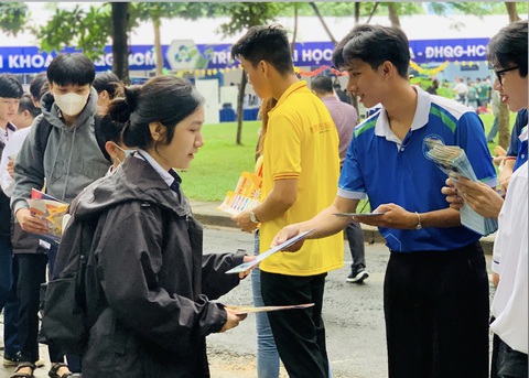 Ngày tư vấn xét tuyển đại học cao đẳng 2024 thu hút đông đảo học sinh đến tham dự - Ảnh: NGUYỄN LÊ PHƯỚC VĨNH Ngày tư vấn xét tuyển đại học, cao đẳng 2024 thu hút đông đảo học sinh đến tham dự - Ảnh: NGUYỄN LÊ PHƯỚC VĨNH