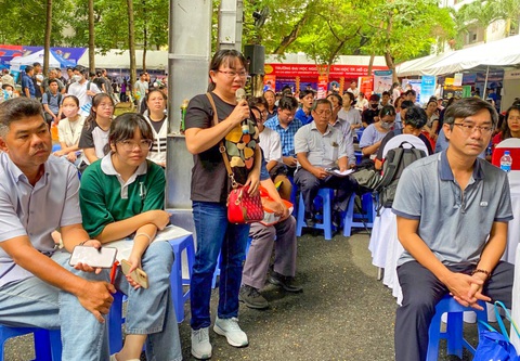 Cô Hiệp đặt câu hỏi cho các thầy trong ban tư vấn – Ảnh: NGỌC TUYỀN Cô Hiệp đặt câu hỏi cho các thầy cô trong ban tư vấn - Ảnh: NGỌC TUYỀN