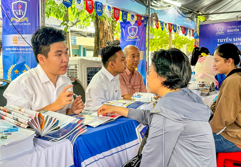 Thầy Văn Tùng - Viện Đào Tạo Quốc Tế (Trường ĐH Nguyễn Tất Thành) tư vấn cho phụ huynh chương trình đào tạo của ngành sáng 20-07 - Ảnh: TRẦN SANG TRỌNG Thầy Văn Tùng - Viện Đào tạo quốc tế (Trường đại học Nguyễn Tất Thành) - tư vấn cho phụ huynh chương trình đào tạo của ngành sáng 20-7 - Ảnh: TRẦN SANG TRỌNG