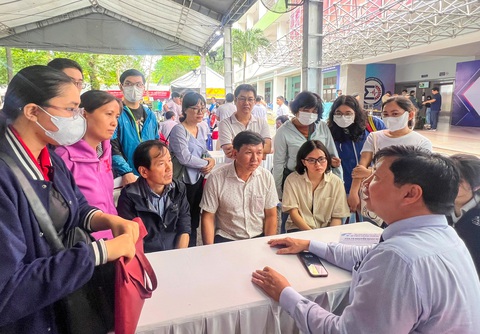 PGS.TS Nguyễn Ngọc Khôi – Trưởng phòng đào tạo Trường đại học Y dược TPHCM giải đáp cho phụ huynh về điểm xét tuyển năm nay - Ảnh: LƯU NGỌC KHÁNH LINH PGS.TS Nguyễn Ngọc Khôi - trưởng phòng đào tạo Trường đại học Y Dược TPHCM - giải đáp cho phụ huynh về điểm xét tuyển năm nay - Ảnh: LƯU NGỌC KHÁNH LINH