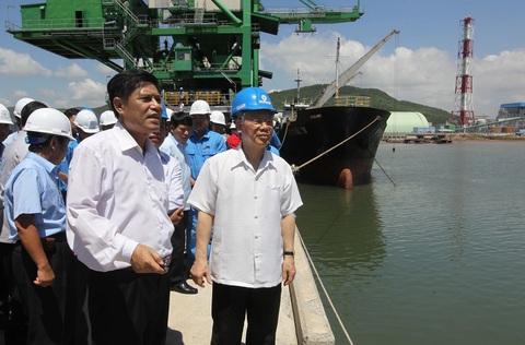 Tổng bí thư Nguyễn Phú Trọng thị sát cảng Nghi Sơn, tỉnh Thanh Hóa (8-2014) - Ảnh: TTXVN Những chuyến đi tạo dựng phát triển của Tổng bí thư Nguyễn Phú Trọng- Ảnh 4.