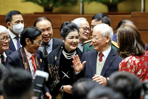 Tổng bí thư Nguyễn Phú Trọng: Nhà văn hóa lớn, hết lòng vì sự phát triển văn hóa- Ảnh 1. Tổng bí thư Nguyễn Phú Trọng trò chuyện với các đại biểu tham dự Hội nghị Văn hóa toàn quốc tổ chức sáng 24-11-2021 tại Nhà Quốc hội - Ảnh: NGUYỄN KHÁNH