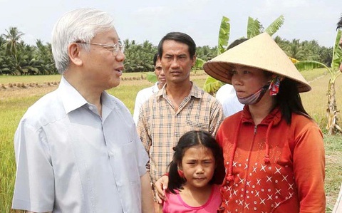 Tổng bí thư Nguyễn Phú Trọng trò chuyện cùng nông dân trên cánh đồng bị xâm nhập mặn ở xã Tân Thanh, Bến Tre - Ảnh: TTXVN Những chuyến đi tạo dựng phát triển của Tổng bí thư Nguyễn Phú Trọng- Ảnh 8.