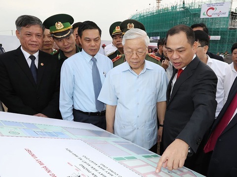Chủ tịch tập đoàn Vingroup Phạm Nhật Vượng (phải) giới thiệu với Tổng bí thư Nguyễn Phú Trọng sơ đồ xây dựng nhà máy VINFAST tại Hải Phòng (11-2017) - Ảnh: TTXVN Những chuyến đi tạo dựng phát triển của Tổng bí thư Nguyễn Phú Trọng- Ảnh 3.