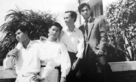 Tổng bí thư Nguyễn Phú Trọng khi là sinh viên khoa ngữ văn (thứ hai từ trái sang) Chuyện ít biết về Tổng bí thư Nguyễn Phú Trọng qua bộ phim tài liệu đặc biệt- Ảnh 2.