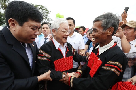 Tổng bí thư Nguyễn Phú Trọng trò chuyện thân tình cùng đồng bào dân tộc các buôn, thôn xã Dur Kmăl, huyện Krông Ana trong chuyến đi làm việc tại tỉnh Đắk Lắk (11-2018) - Ảnh: TTXVN Những chuyến đi tạo dựng phát triển của Tổng bí thư Nguyễn Phú Trọng- Ảnh 2.