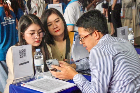 Học sinh Lê Phước Thảo Uyên đặc biệt quan tâm đến thông tin xét tuyển của trường ĐH Kinh tế - Luật (ĐHQG TP.HCM)- Ảnh: NHƯ THẢO Học sinh Lê Phước Thảo Uyên đặc biệt quan tâm đến thông tin xét tuyển của Trường đại học Kinh tế - Luật (Đại học Quốc gia TP.HCM) - Ảnh: NHƯ THẢO
