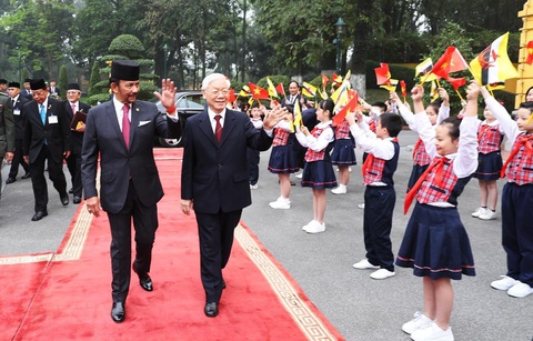 Quốc vương Brunei Hassanal Bolkiah và đồng chí Nguyễn Phú Trọng vẫy tay chào các cháu thiếu nhi khi nhà lãnh đạo Brunei thăm Việt Nam năm 2019. Thời điểm này, đồng chí Nguyễn Phú Trọng đang là Tổng bí thư, Chủ tịch nước - Ảnh: TTXVN Quốc vương Brunei Hassanal Bolkiah và Tổng bí thư, Chủ tịch nước Nguyễn Phú Trọng vẫy tay chào các cháu thiếu nhi khi nhà lãnh đạo Brunei thăm Việt Nam năm 2019 - Ảnh: TTXVN