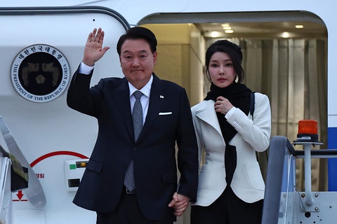 Tổng thống Hàn Quốc Yoon Suk Yeol và Đệ nhất phu nhân Kim Keon Hee - Ảnh: AFP Đệ nhất phu nhân Hàn Quốc bị thẩm vấn 12 giờ vì túi hiệu và cáo buộc thao túng cổ phiếu- Ảnh 1.